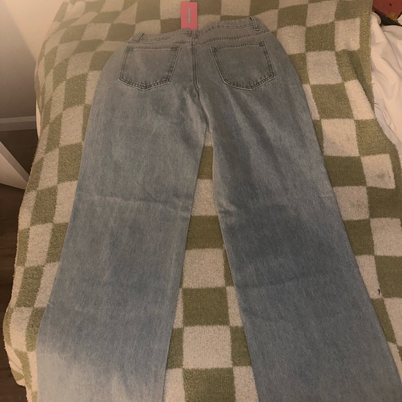 BRAND NEW Edikted Raelynn Washed Low Rise Jeans - Picture 4 of 4